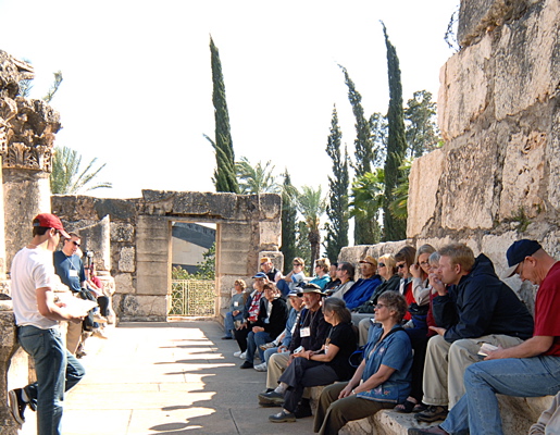 33-Colin Mansfield teaches at the synagogue at Capernaum